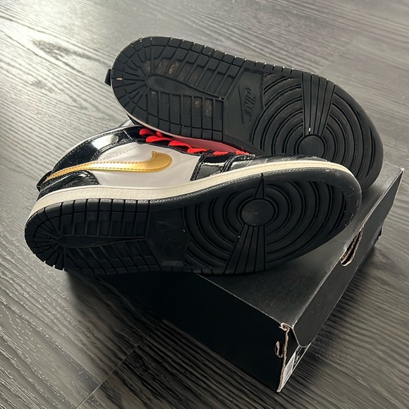 Big Kids Jordan 1 Mid - Picture 3 of 4